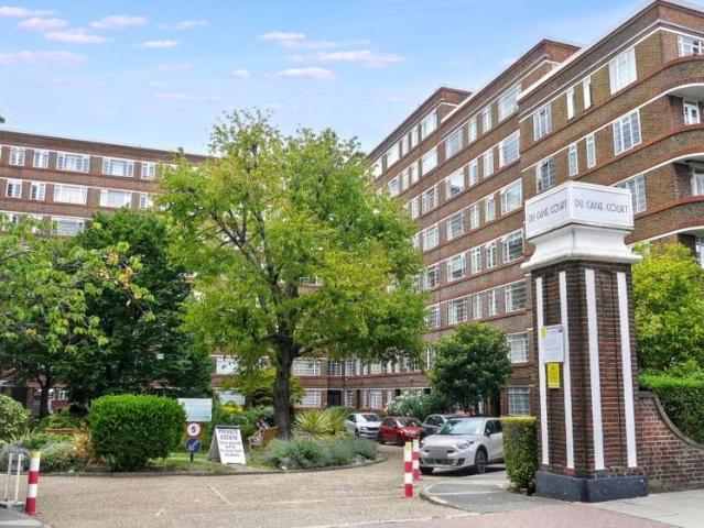 Flat for sale in Balham, Greater London