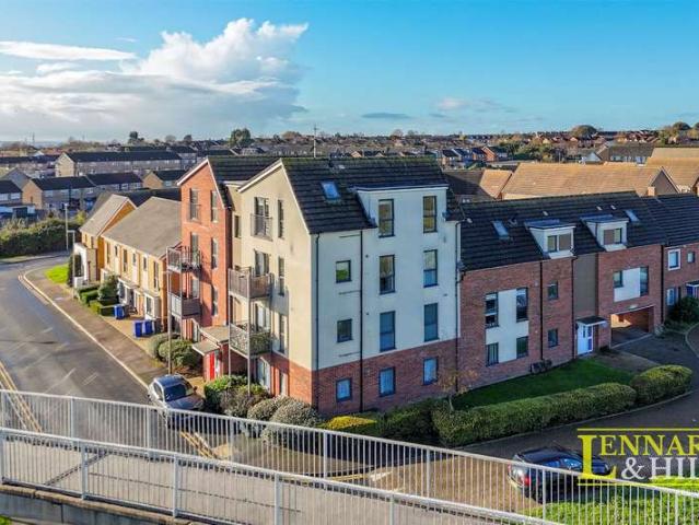 Flat for sale in Aveley, Essex
