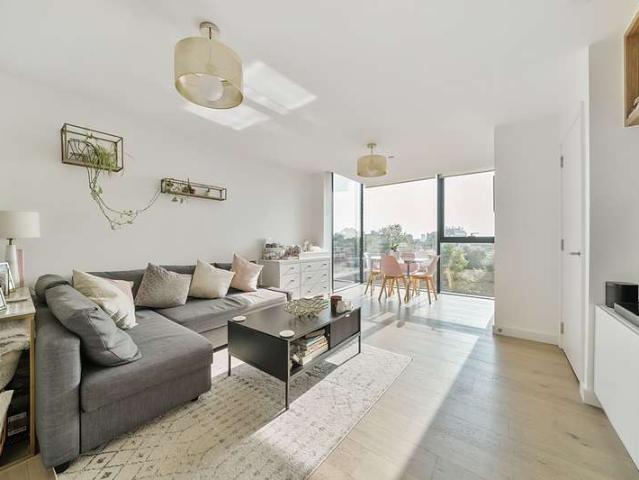 Flat for sale in Archway, Greater London