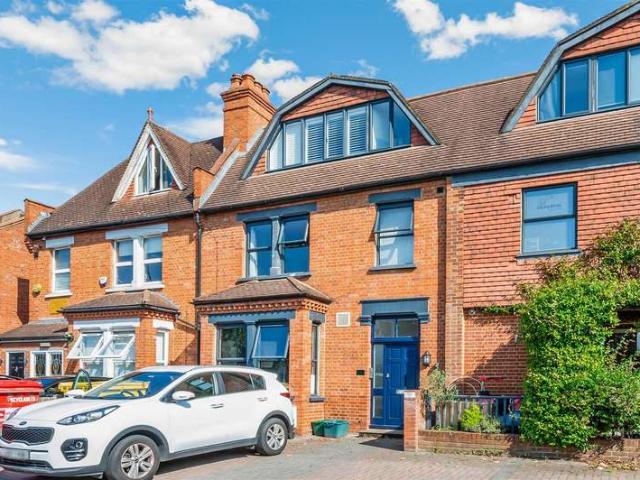 Flat for sale in London Borough of Merton, Raynes Park