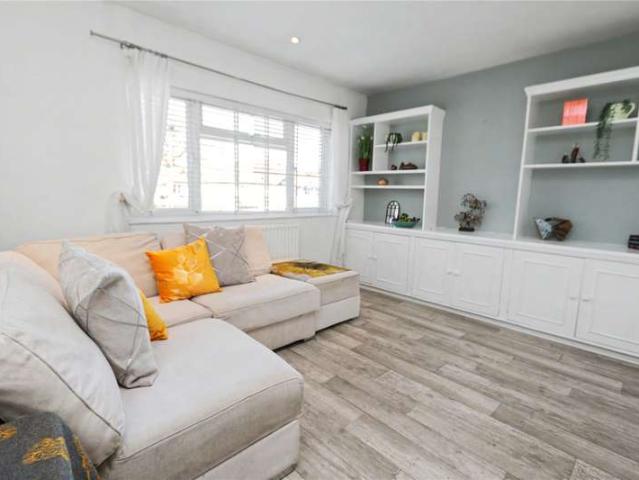 Flat for sale in Tolworth, Greater London
