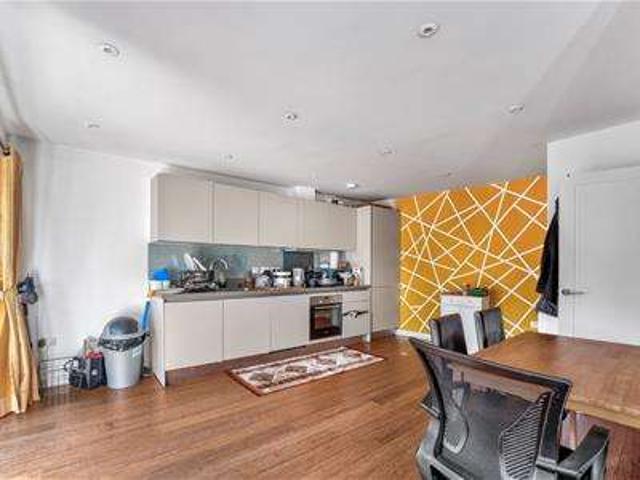 Flat for sale in Lane, Greater London