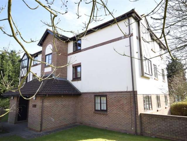 Flat for sale in Red Hill, Surrey