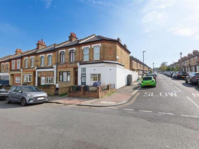 Flat for sale in London Borough of Lambeth, Greater London