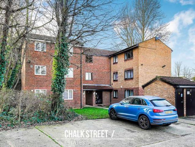 Flat for sale in Hornchurch, Greater London