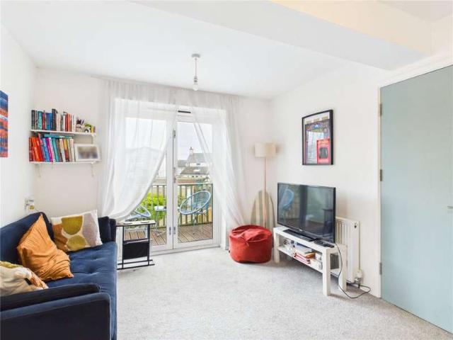 Flat for sale in Kingswood