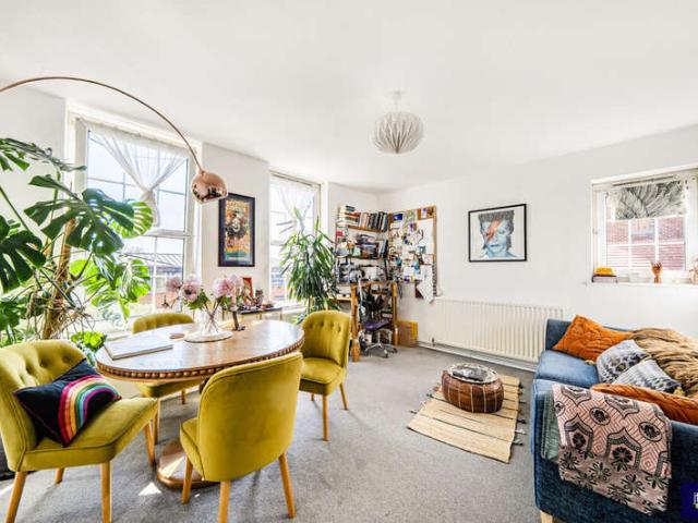 Flat for sale in London Borough of Islington, Greater London