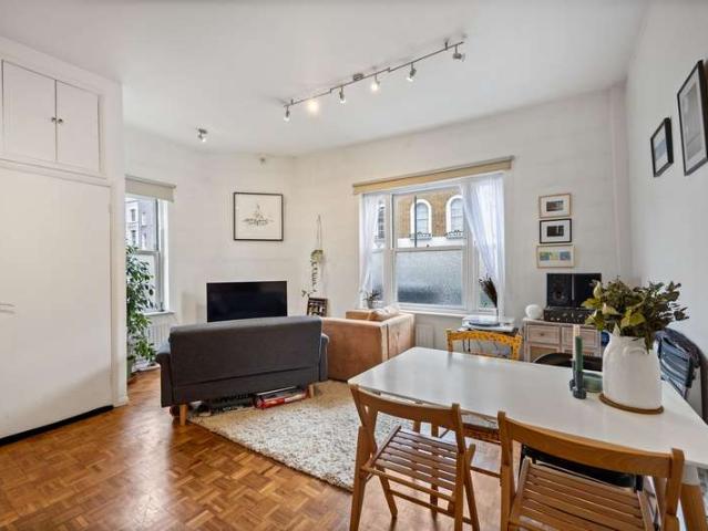 Flat for sale in Kentish Town, Greater London