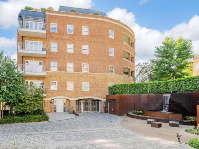 Flat for sale in Oxted, Hillview