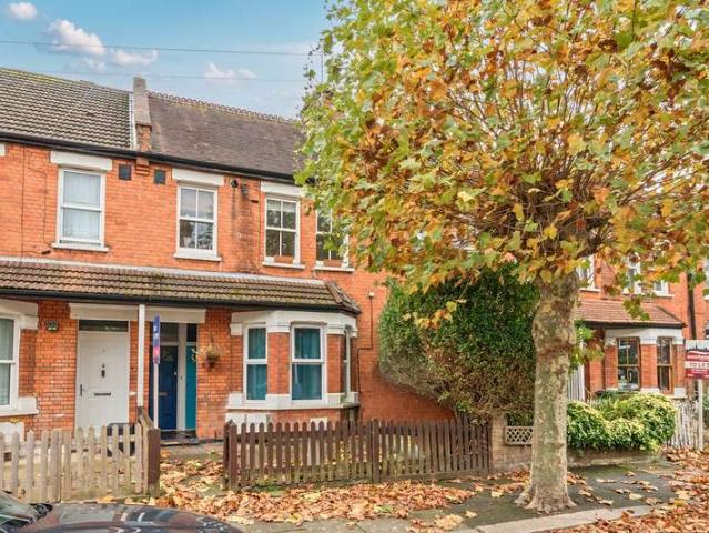 Flat for sale in Lane, Greater London