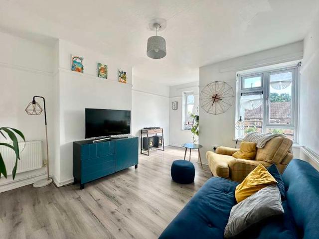Flat for sale in Harold Wood, Greater London