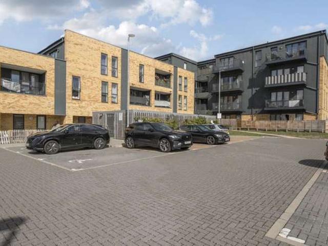Flat for sale in London Borough of Hounslow, Greater London