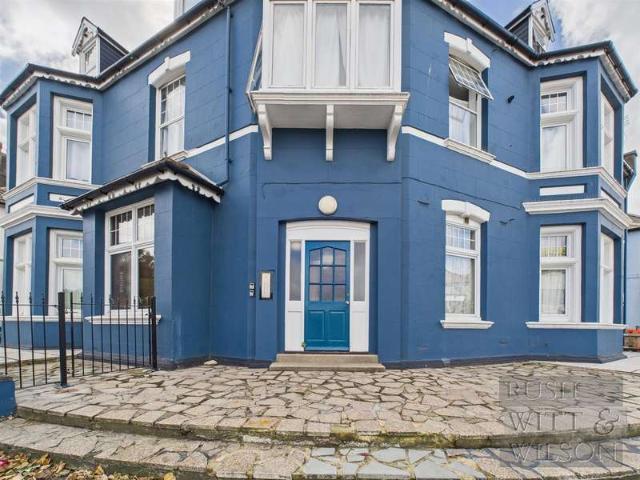 Flat for sale in West Marina, Guestling Green