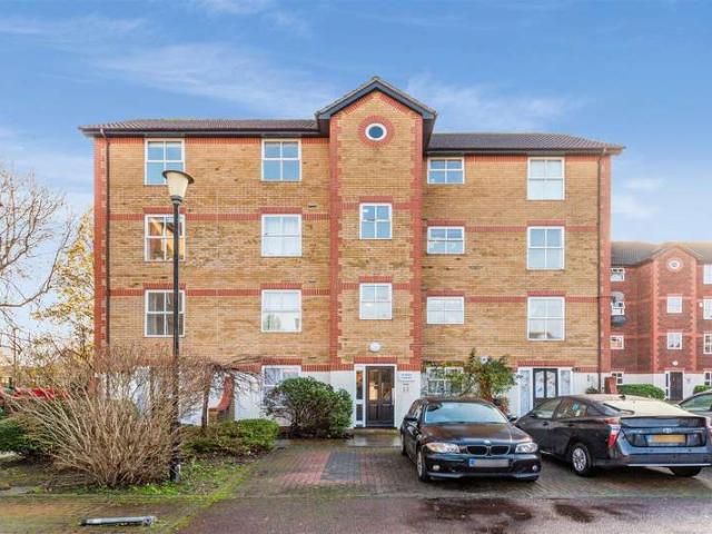 Flat for sale in London Borough of Merton, Collier's Wood