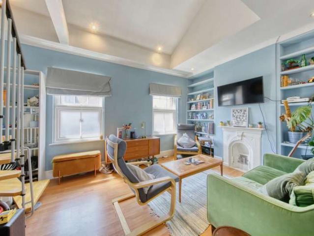 Flat for sale in Hampton Wick, Greater London