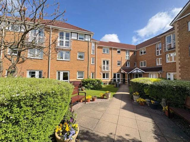 Flat for sale in London Borough of Ealing, Greater London