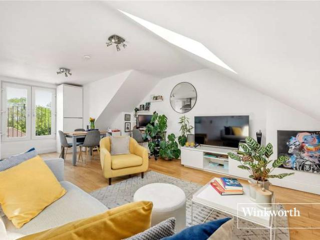 Flat for sale in North Finchley, Greater London