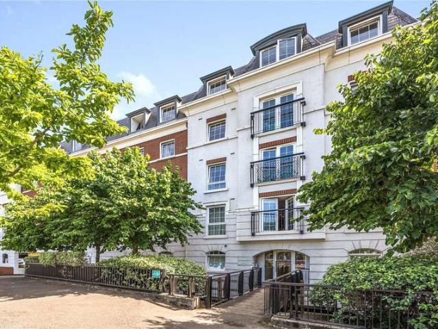 Flat for sale in Woodcote, Epsom