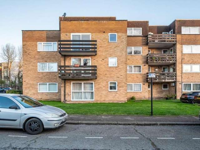 Flat for sale in Little Stanmore, Greater London