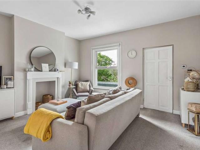 Flat for sale in Furzedown, Greater London