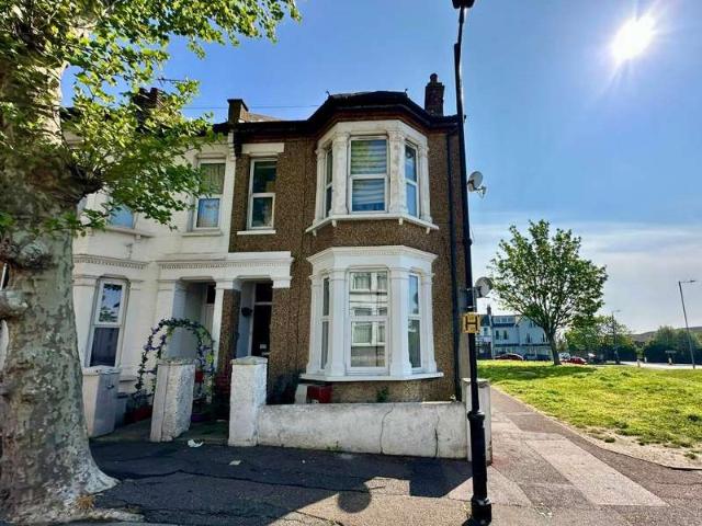 Flat for sale in Kursaal Estate, Alton Barnes