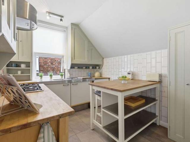 Flat for sale in Snaresbrook, Greater London
