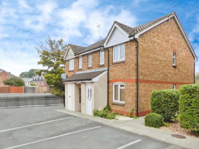 Flat for sale in Basingstoke, Basingstoke and Deane