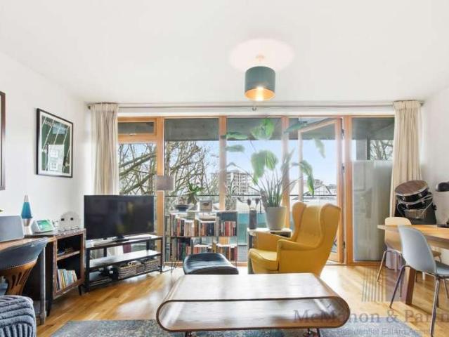 Flat for sale in Walworth, Greater London