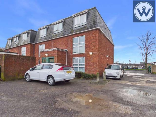 Flat for sale in Hayes, Greater London