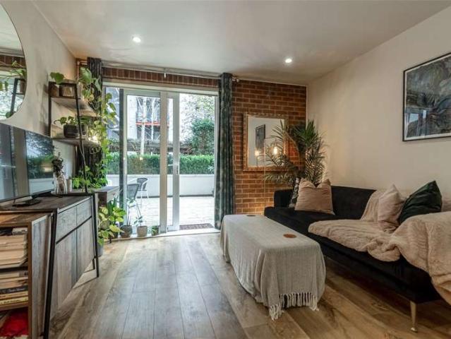 Flat for sale in Glyndon, Greater London