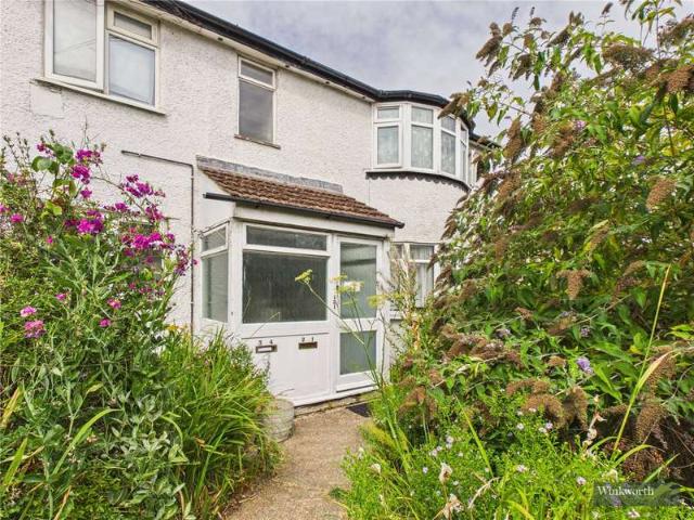 Flat for sale in Lane, Greater London