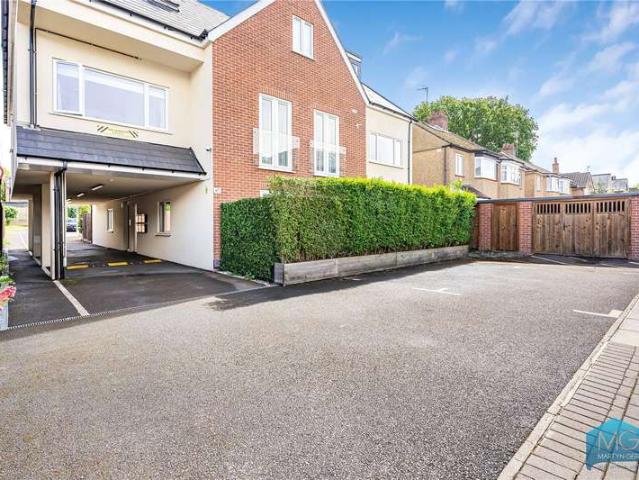 Flat for sale in New Barnet, Greater London
