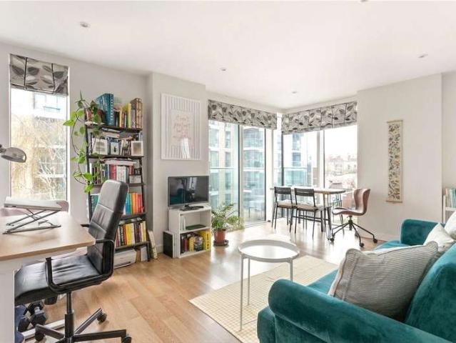 Flat for sale in Woodberry Down, Stamford Hill