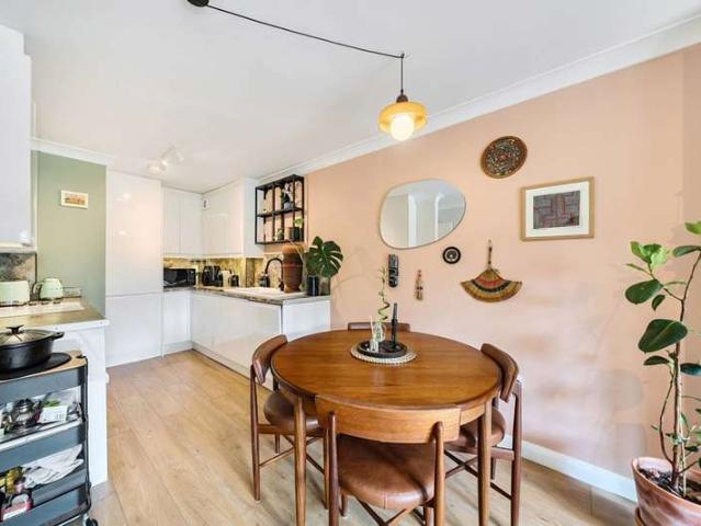 Flat for sale in Sands End, Fulham