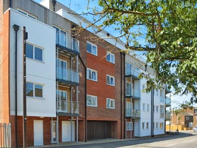 Flat for sale in Spring Park, Luton