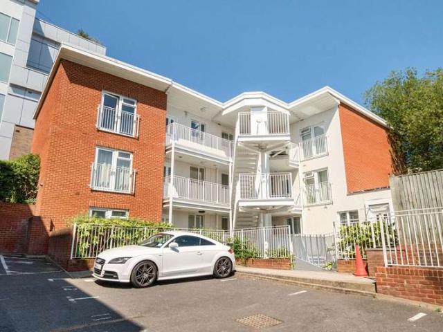 Flat for sale in Guildford Park, Westborough