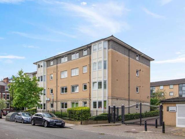 Flat for sale in Holloway, Greater London