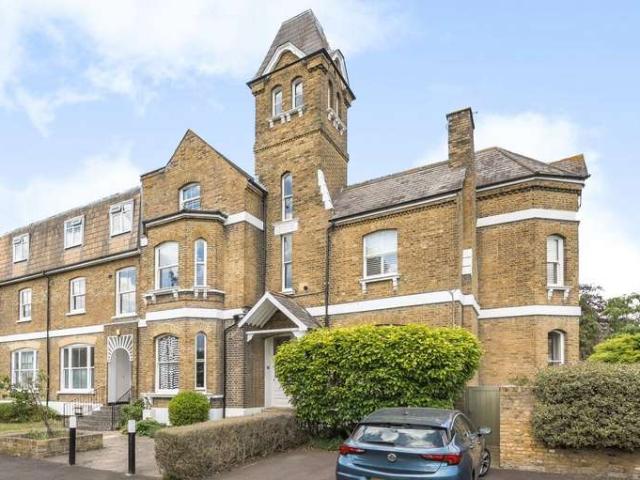 Flat for sale in Hampton Hill, Greater London