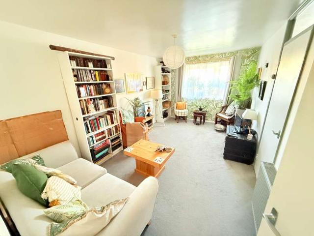 Flat for sale in East Barnet, Greater London