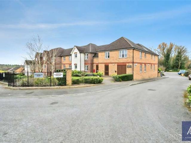 Flat for sale in Brackley, Northamptonshire