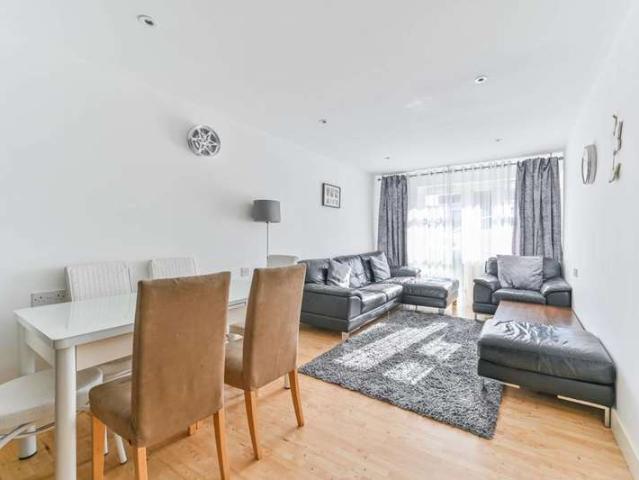 Flat for sale in South Norwood, Woodside