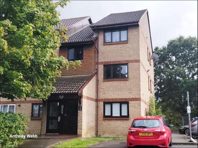 Flat for sale in Bowes, Greater London
