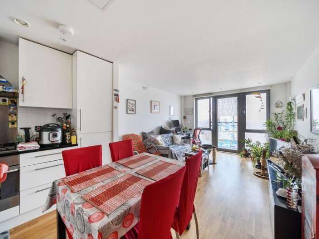 Flat for sale in London Borough of Islington, Greater London