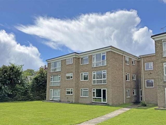 Flat for sale in Red Hill, Surrey