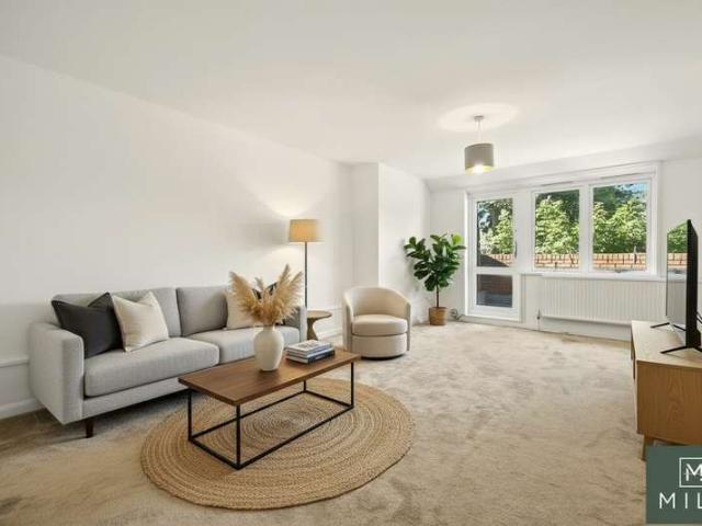 Flat for sale in Brondesbury, Greater London