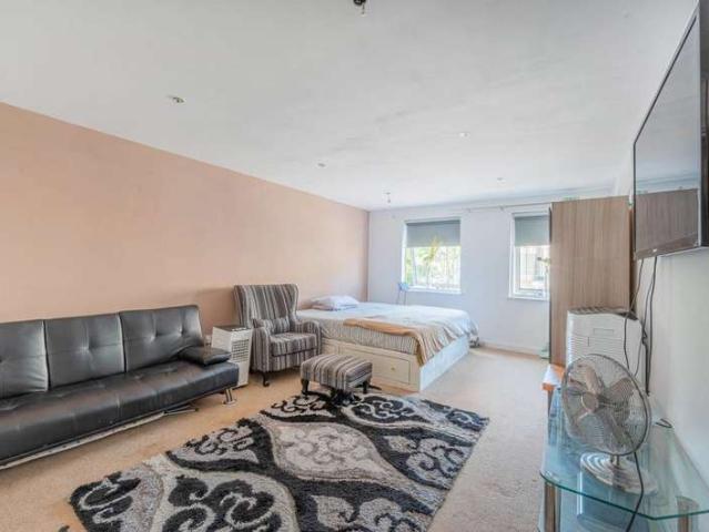 Flat for sale in Catford, Ladywell