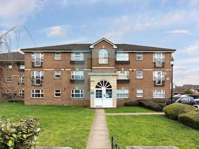 Flat for sale in Mill Hill, Greater London