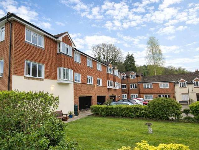 Flat for sale in Holloway Hill, Fole