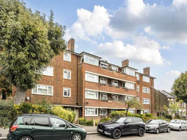 Flat for sale in Woodford Green, Greater London