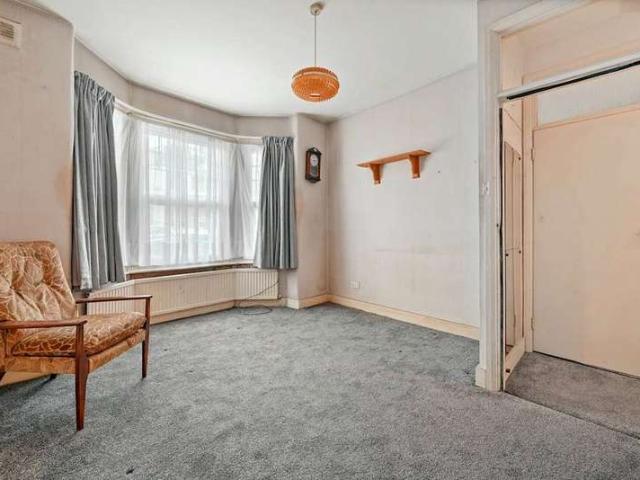 Flat for sale in Harlesden, Greater London